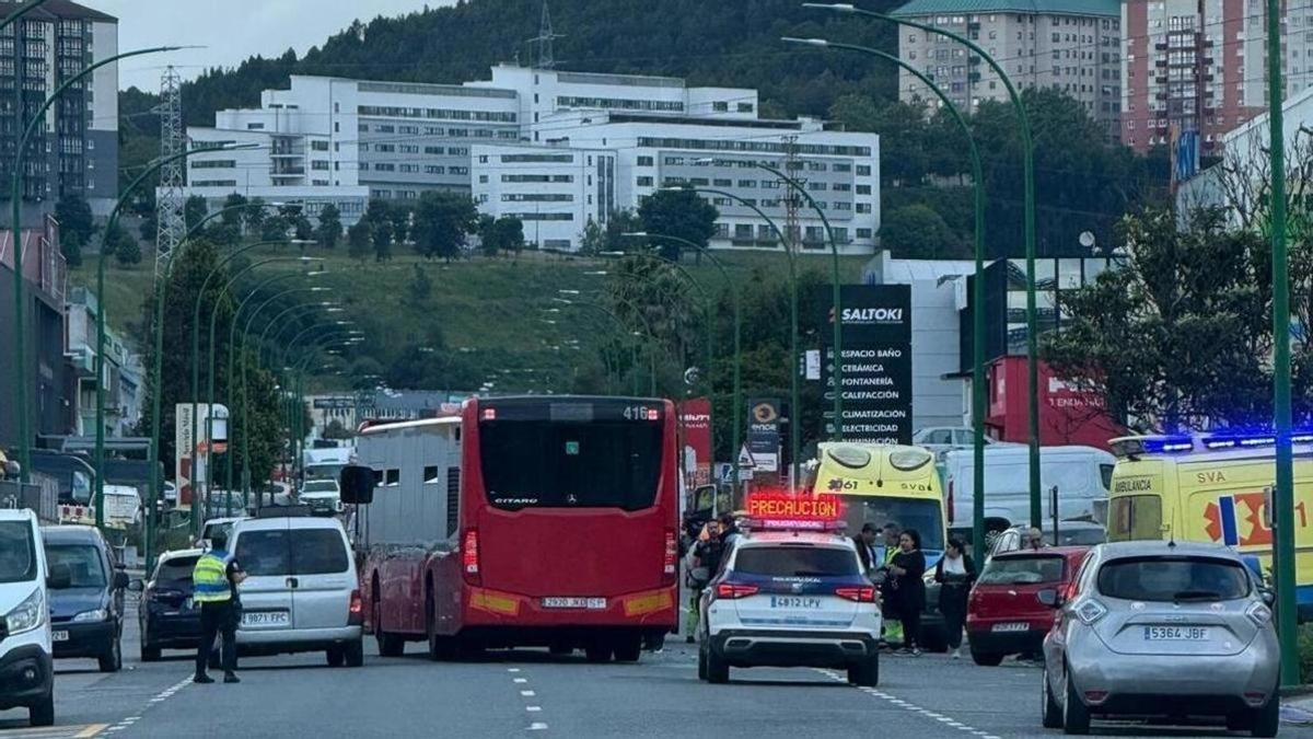 Accidente entre un coche y un bus en Pocomaco