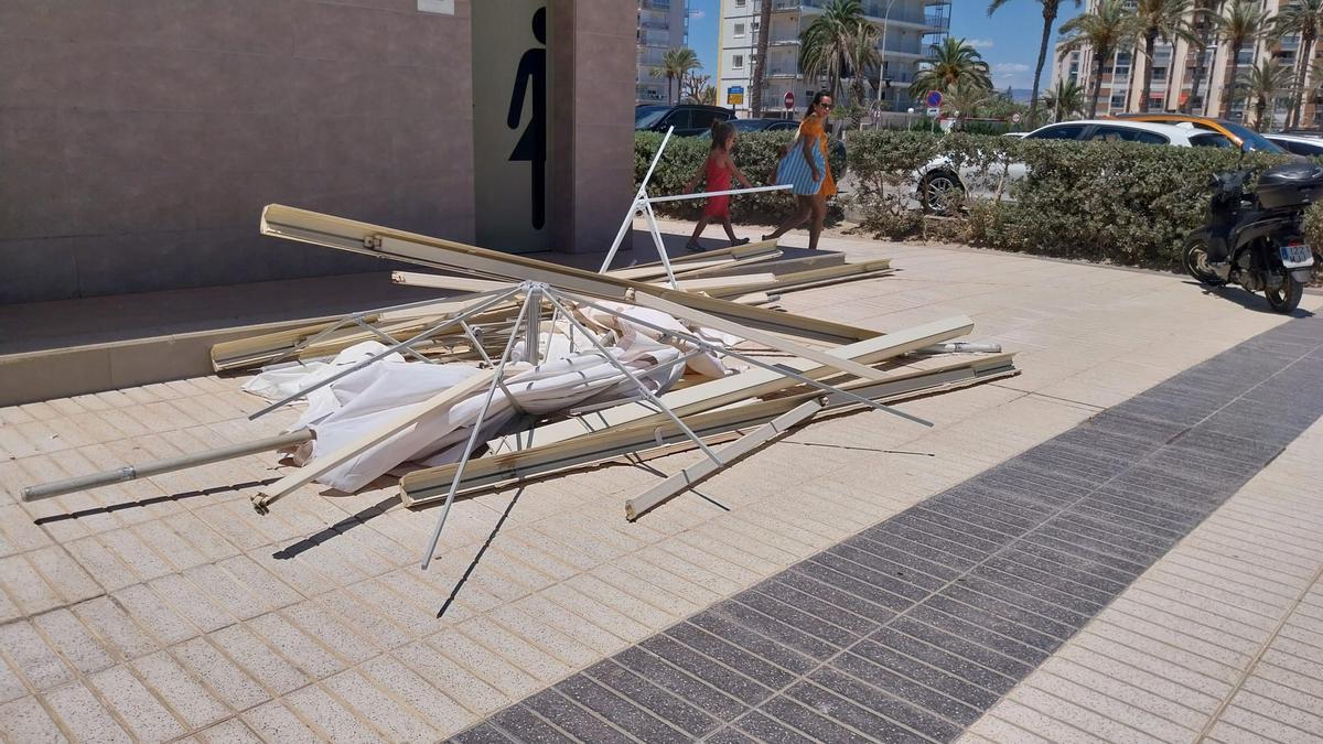 Así ha sido el tornado que sorprendió ayer a los bañistas en la playa de San Juan
