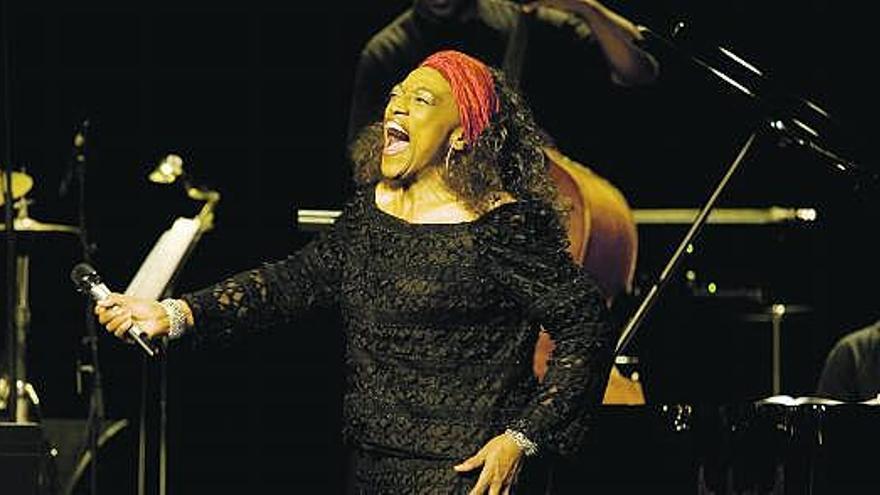 La cantante Jessye Norman, durante un momento de su interpretación, ayer, en el teatro Jovellanos.