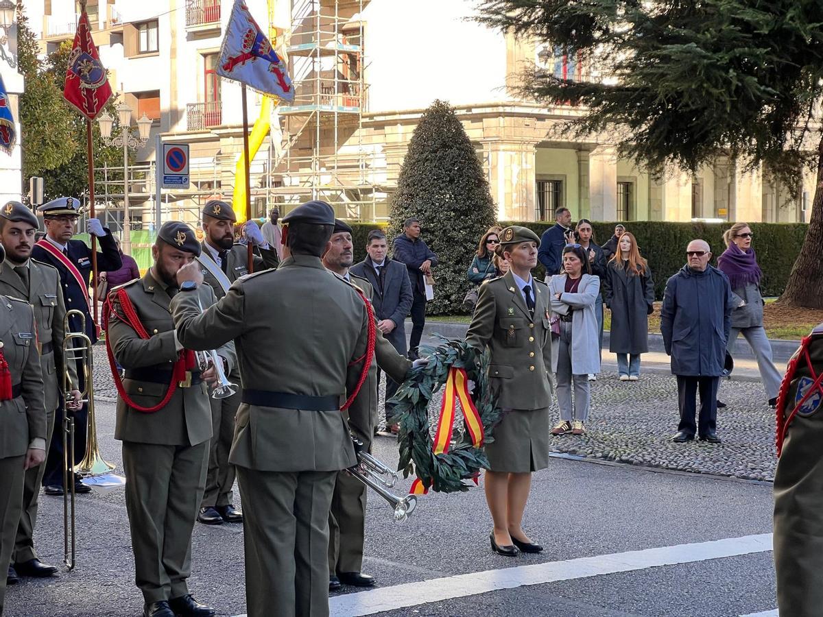 Los Cabos Primeros Luis Francisco Fernández y Antonia Falcón García durante el homenaje a los caídos.