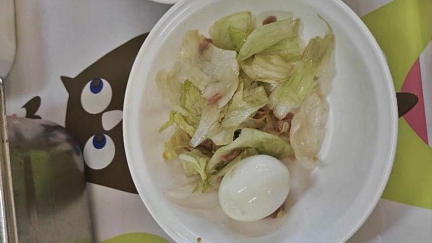 Primer plato del menú en el colegio, consistente en lechuga con huevo y atún.