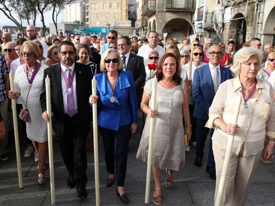 Miles de fieles acompañan a la imagen del nazareno en la tradicional procesión por el centro de la ciudad con principio y final en la Colegiata.