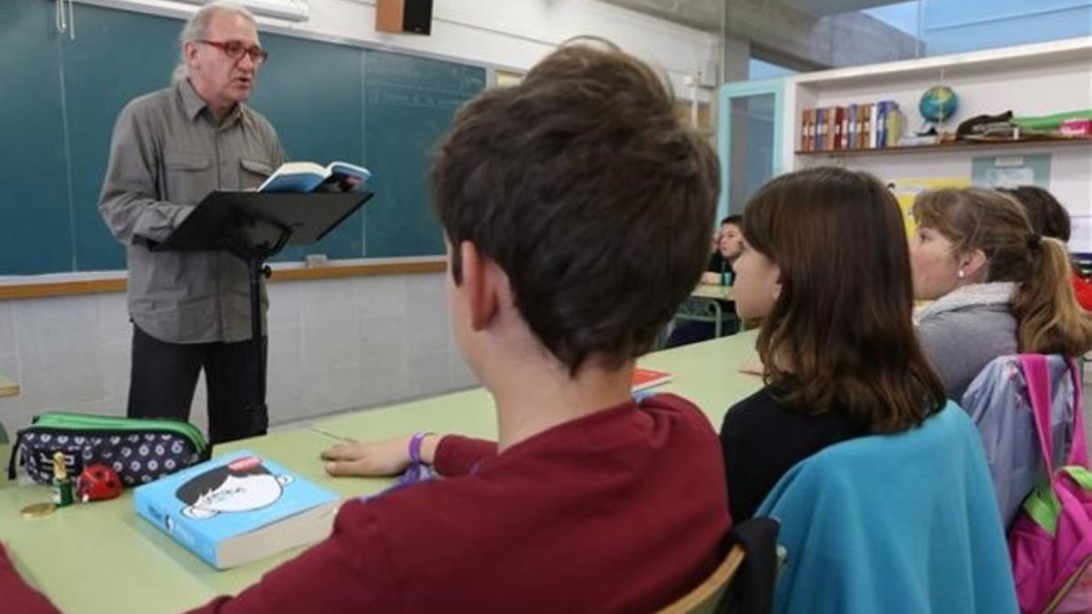 El profesor August García, dirigiendo con sus alumnos una lectura de 'Wonder' en la escuela El Castellot de La Múnia.