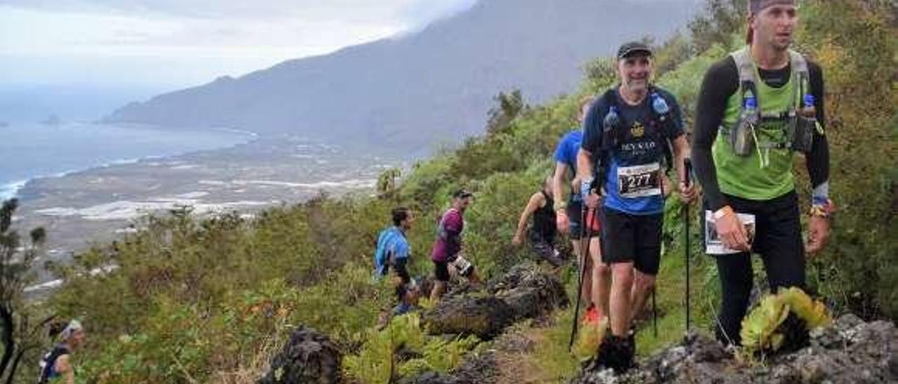 Adolfo Miranda, presidente del club y segundo en la fila, en el último maratón del Meridiano, en El Hierro (Islas Canarias).