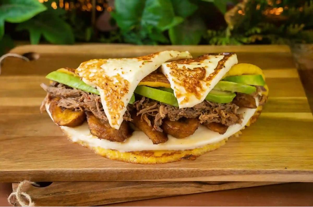 Disfruta de la oferta gastronómica venezonala en este restaurante.