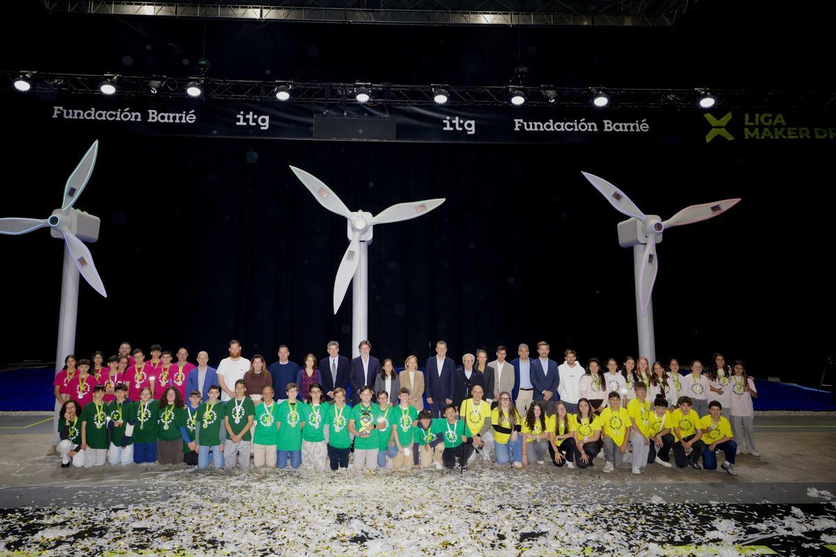 Foto de familia con algunos de los participantes