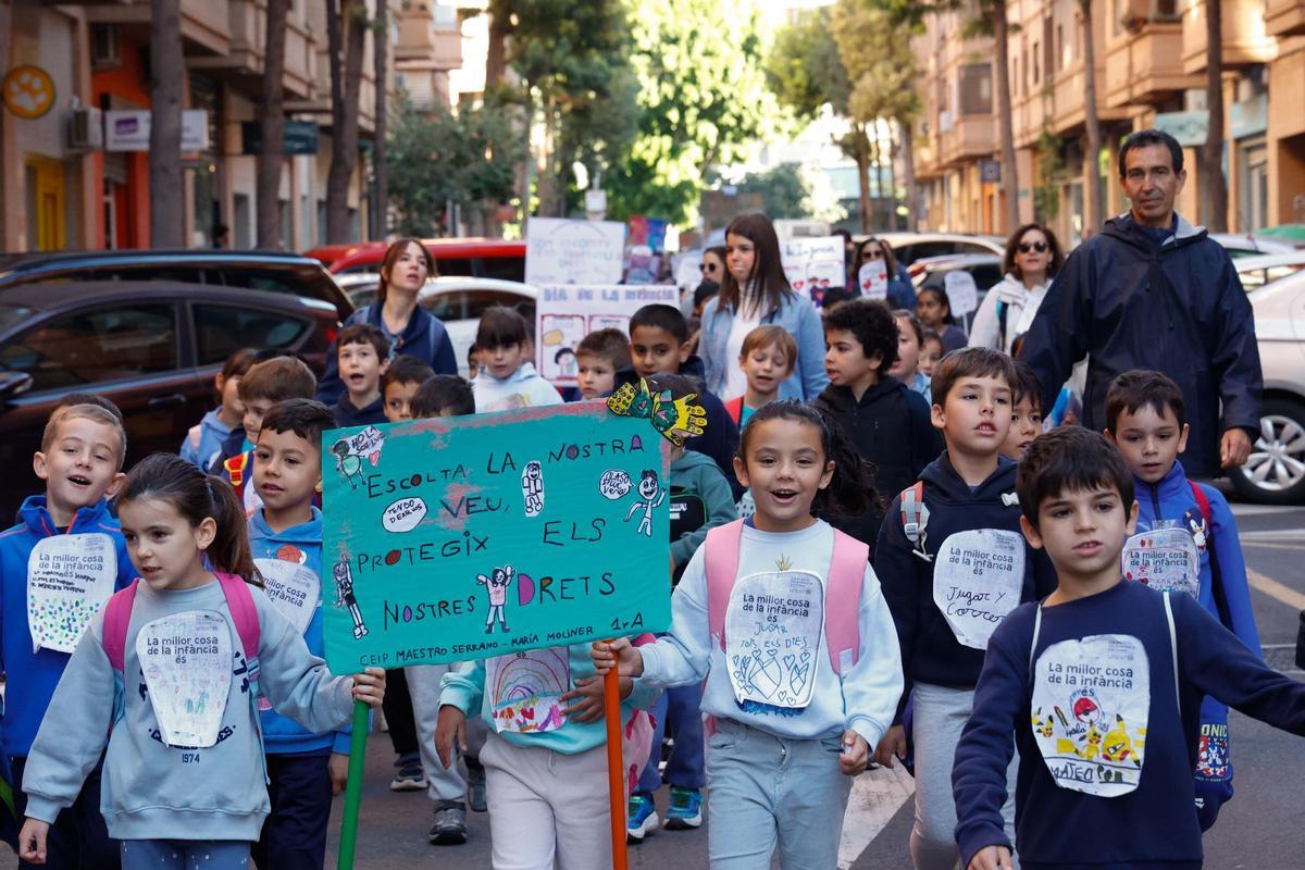 Más de 1.300 escolares participan en una gran movilización educativa en Mislata.