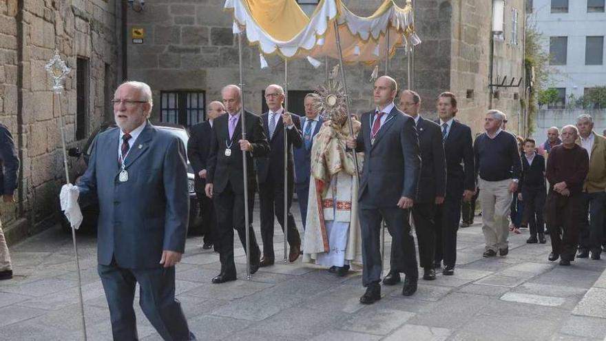 La procesión partió ayer por la noche al término de la misa de las ocho en Santa María. // Rafa Vázquez