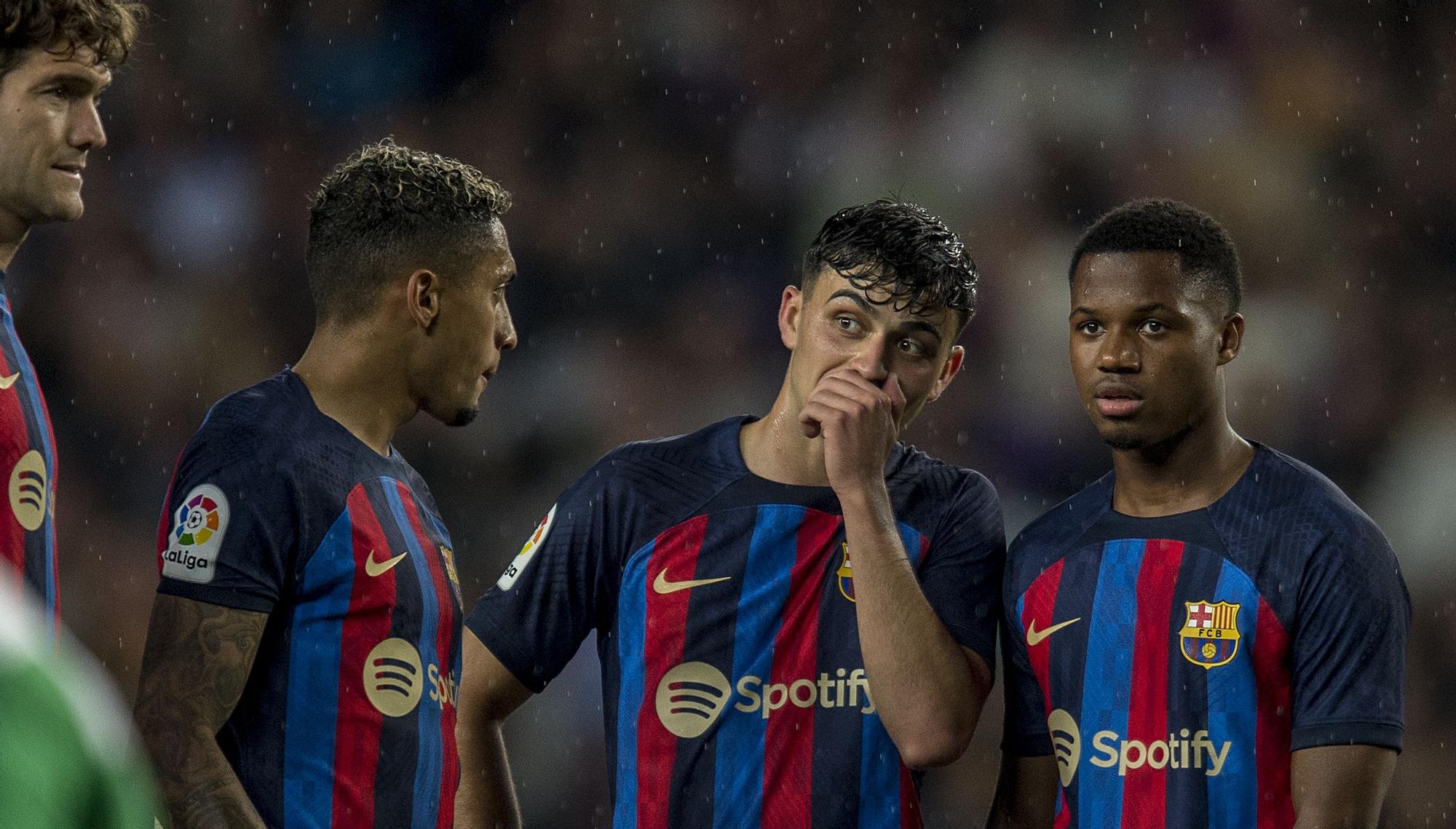 Barcelona 29.04.2023. Deportes. Pedri junto a Ansu Fati y Raphinha en una pausa durante el partido de liga entre el FC Barcelona, Barça, y el Betis. Fotografía de Jordi Cotrina