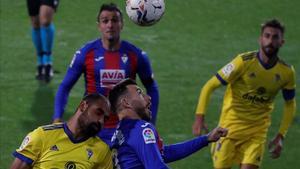 El defensa del Cádiz, Fali, disputando un balón con Sergi Enrich