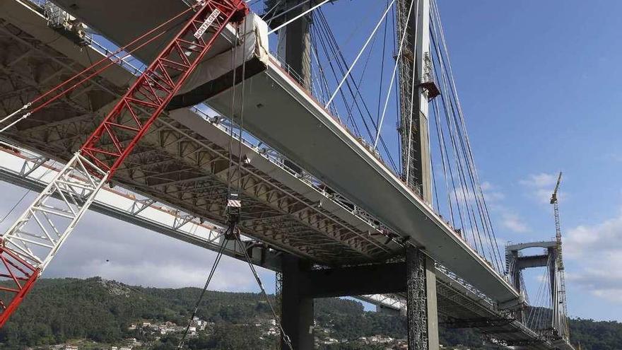 Obras de la ampliación del puente de Rande con el tercer carril en los laterales. // R.G.