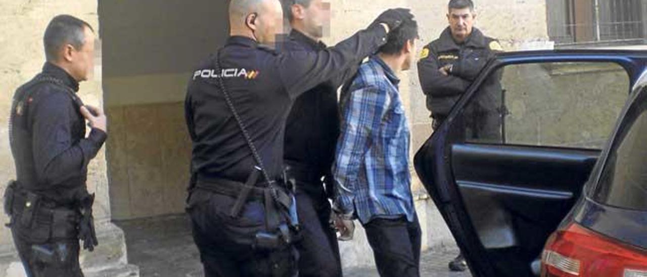 Miguel Antonio R. P., de 23 años, arrestado por el crimen de es Fortí, en el momento de ser trasladado a la prisión de Palma.