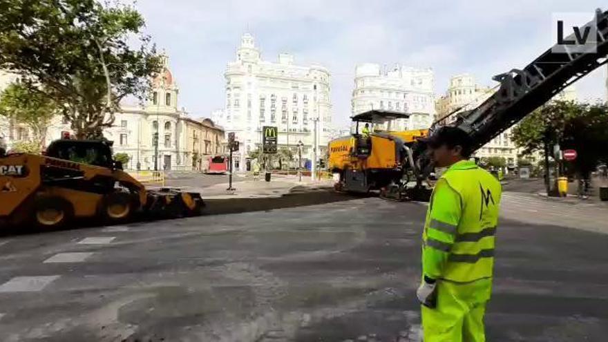 La puesta en marcha de las obras de peatonalización de la plaza del Ayuntamiento de València