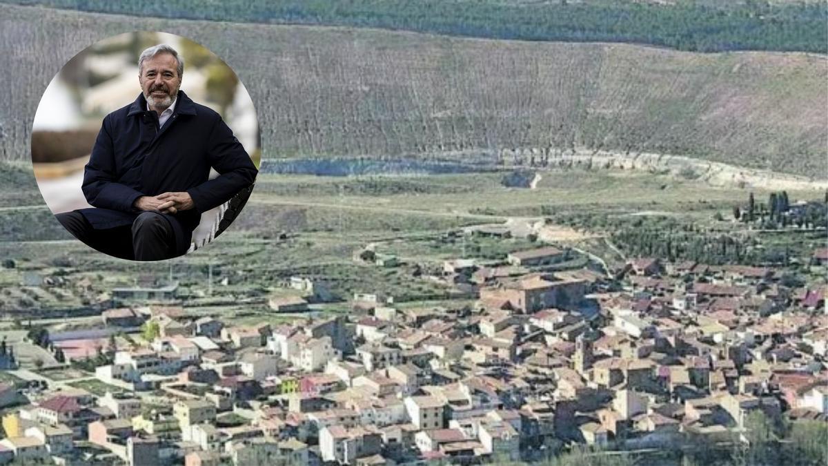 Jorge Azcón, uno de los candidatos a la presidencia de Aragón en el 8F, y detrás una vista panorámica de Estercuel (Teruel), pueblo de sus abuelos maternos