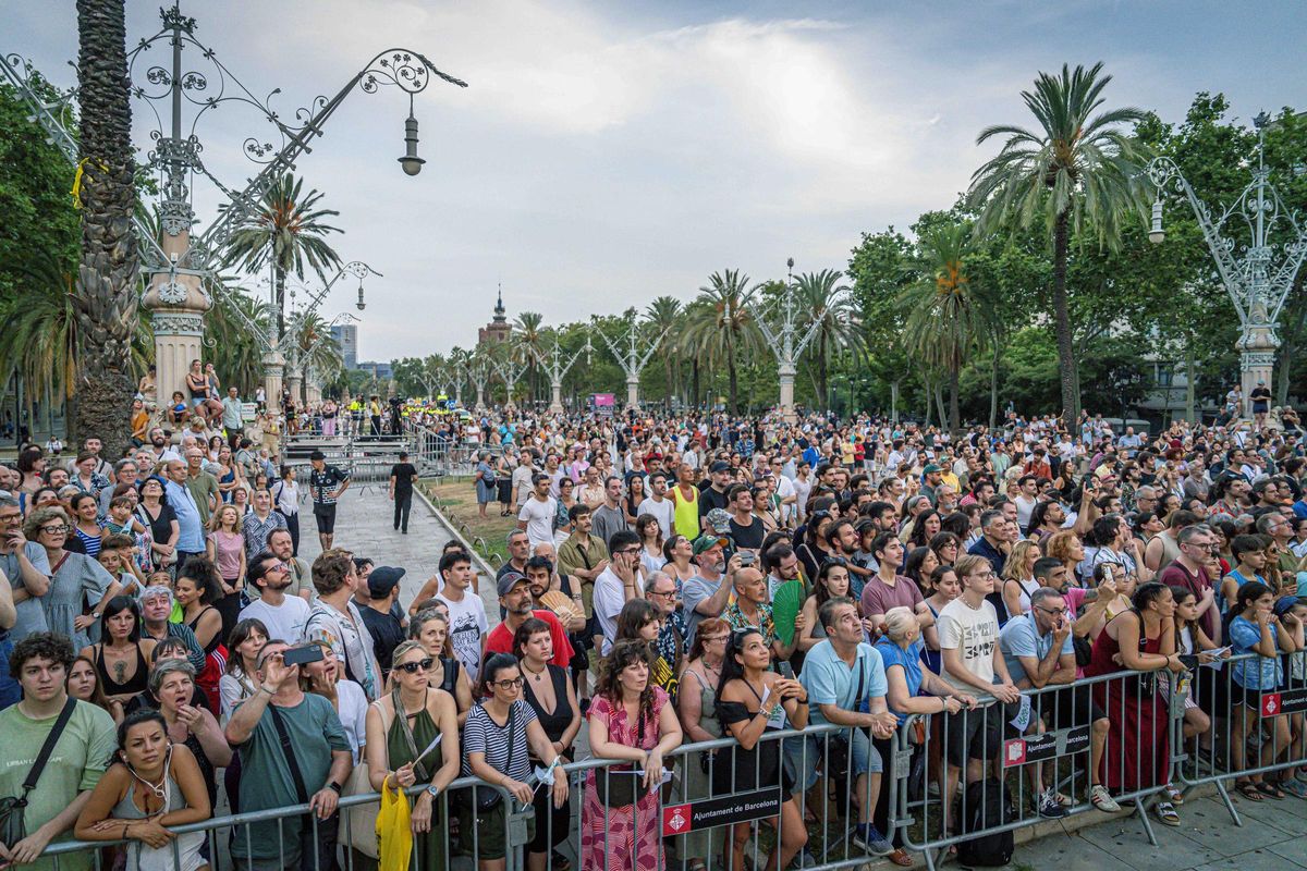 Marc Salicrú desata un espectáculo caótico con más de 300 personas en el Arc de Triomf