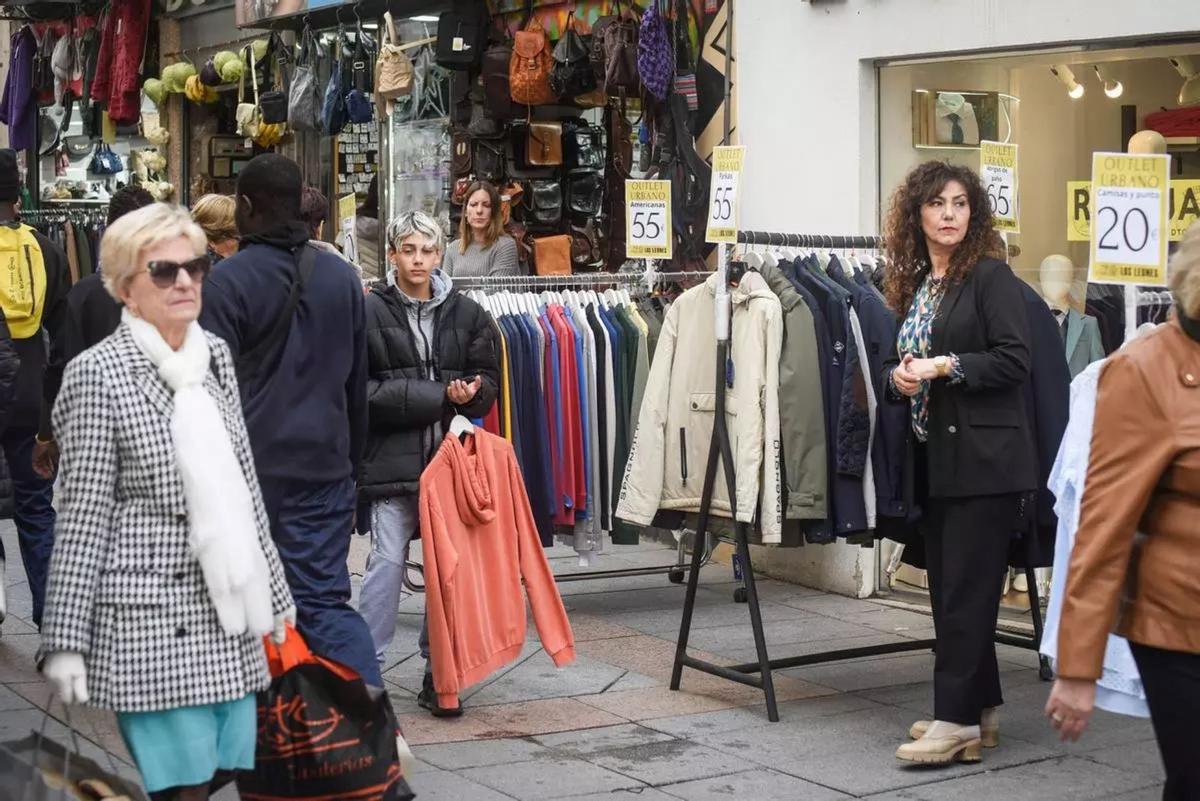 Dos clientas observan los productos rebajados en una tienda.
