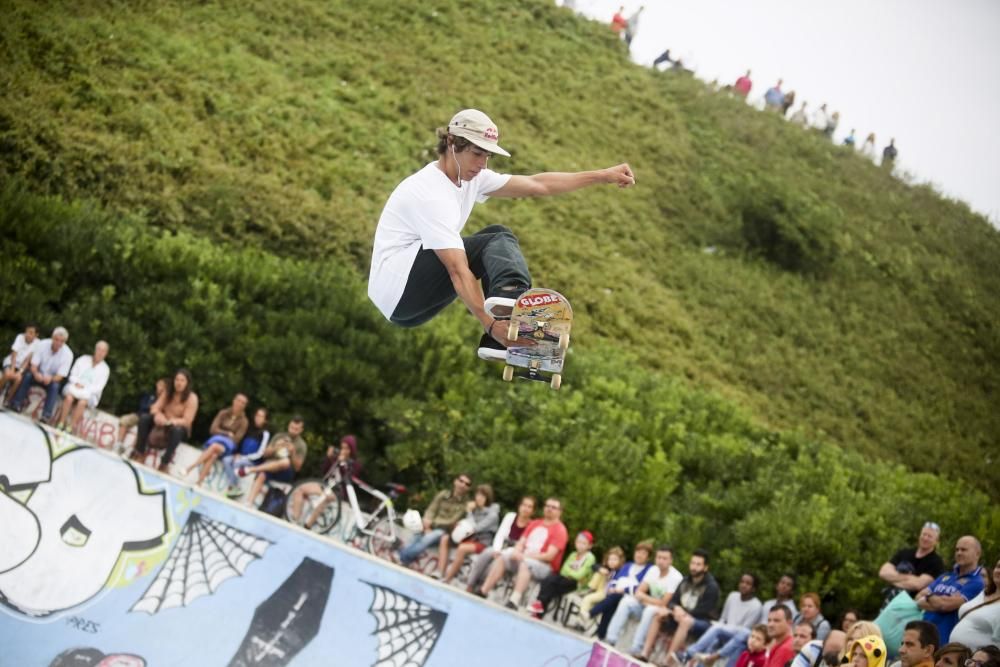 Espectáculo de BMX en el skatepark de Cimadevilla