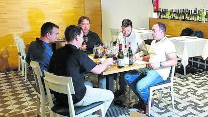 El equipo de cata a ciegas 
durante una sesión de 
entrenamiento.