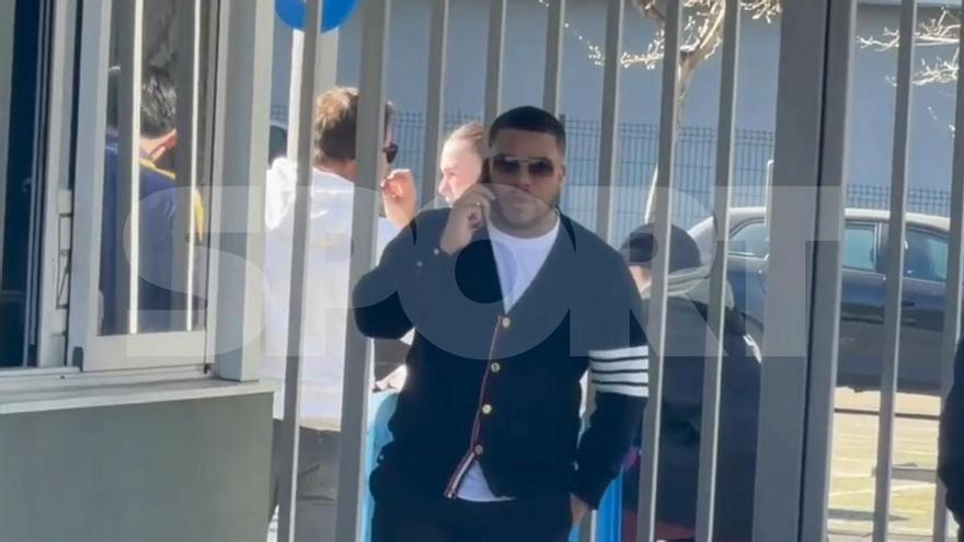 Los agentes de Ajay Tavares, ya en el interior de la Ciutat Esportiva para firmar su nuevo contrato con el Barça.