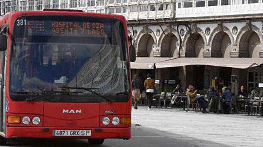 Un autobús urbano circula por la avenida de La Marina en dirección a Puerta Real.