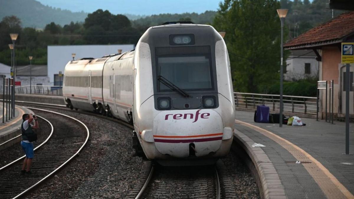 El tren de la línea de Teruel, a su llegada a la estación de Caudiel tras retroceder desde el lugar del fuego. | ANDREU ESTEBAN