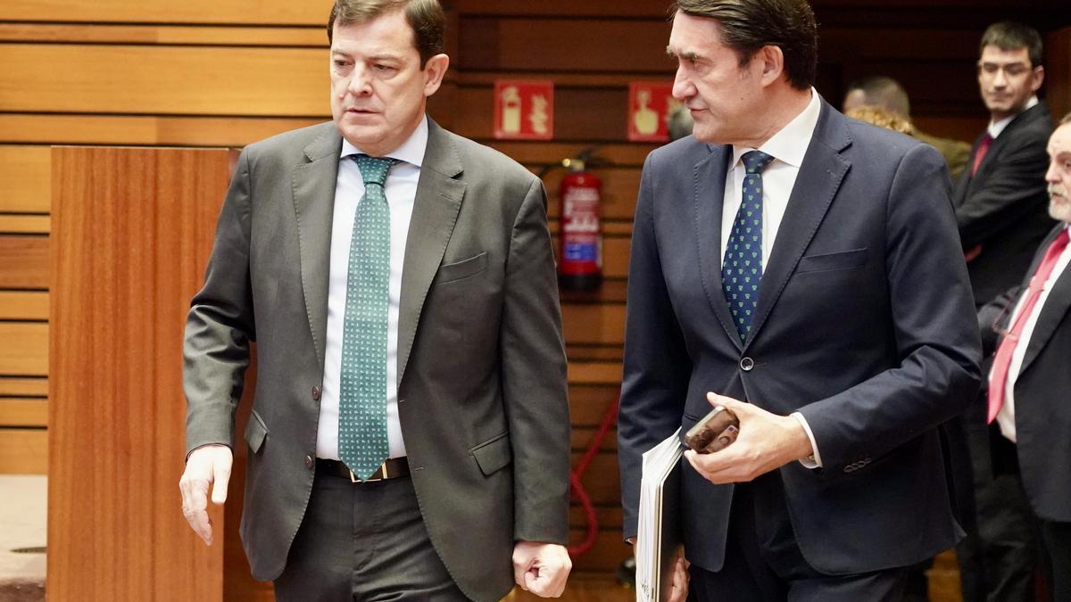 Mañueco y Suárez-Quiñones, durante la segunda sesión del debate hoy en las Cortes.
