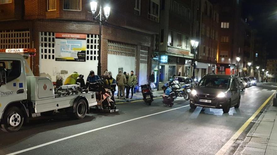 Dos heridos en un accidente entre dos motos en Oviedo