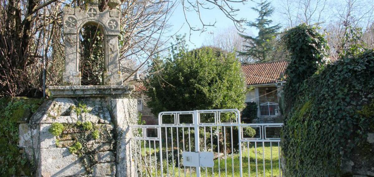 A espadana da Santa Cruz adorna a entrada dunha casa en Lalín.