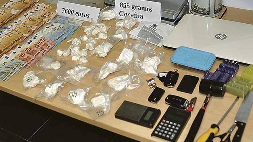 Cocaína y dinero en billetes intervenido a los dos narcotraficantes en Ciutadella.