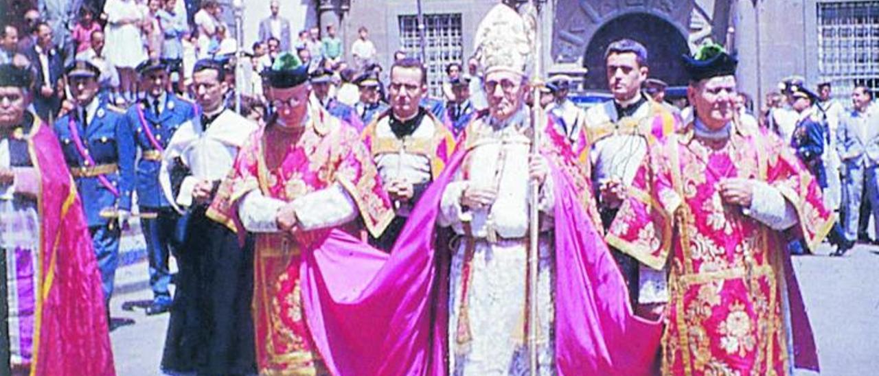 El obispo Pildain en un acto religioso en la Plaza de Santa Ana . | | ARCHIVO JUAN MELIÁN CABRERA