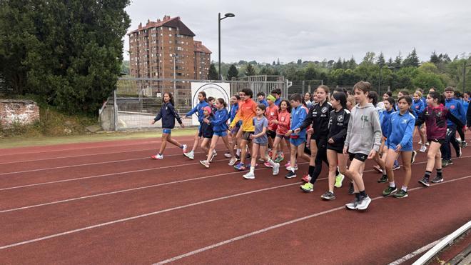 María Pérez comparte en Oviedo una jornada de técnica de marcha con cien jóvenes atletas