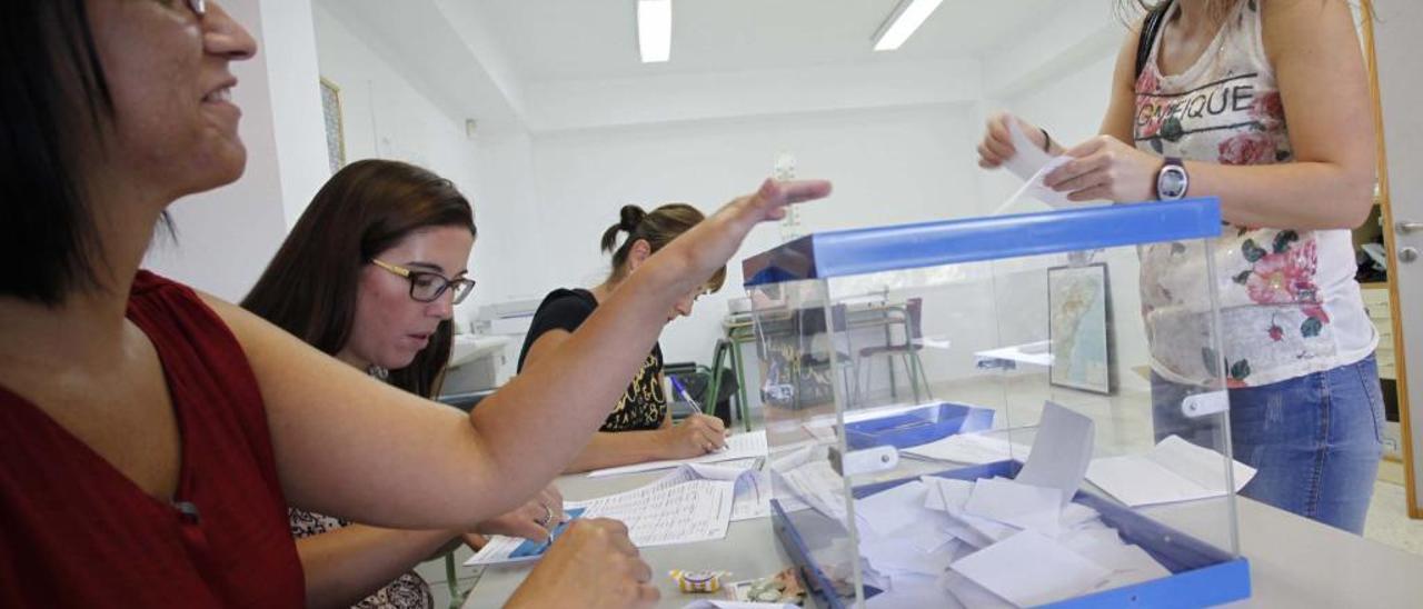 Votación en un colegio electoral en Ibi.