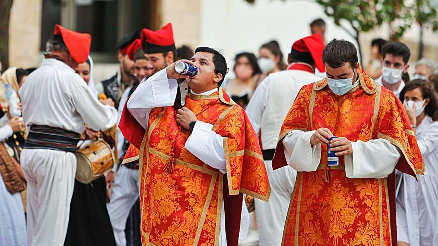  Los religiosos beben agua al finalizar la procesión desde el Ayuntamiento. 