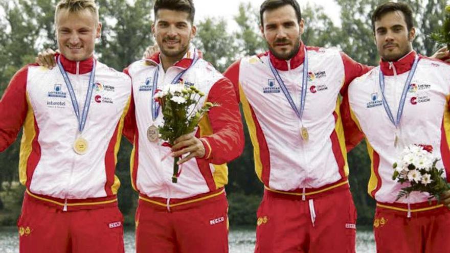 Marcus Cooper Walz, a la izquierda, con sus compañeros tras recibir la medalla de oro.