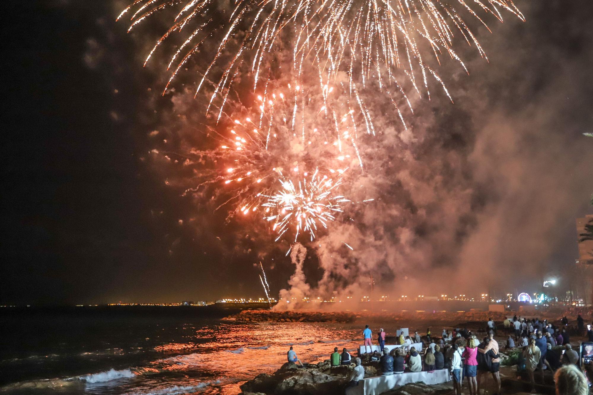 Espectacular castillo de fuegos en Torrevieja por la noche de San Juan