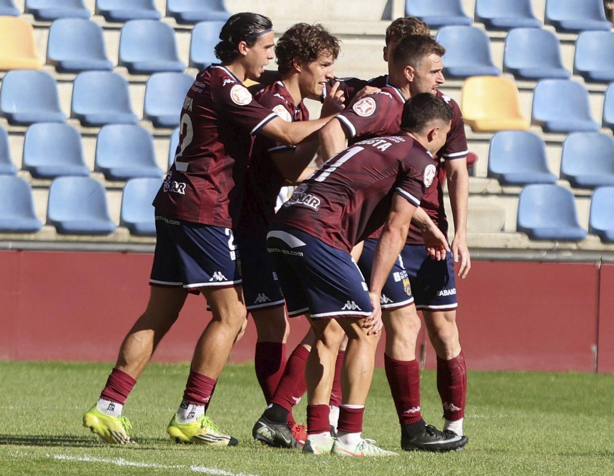 Los jugadores del Pontevedra celebran un gol ante el Barakaldo. | GUSTAVO SANTOS