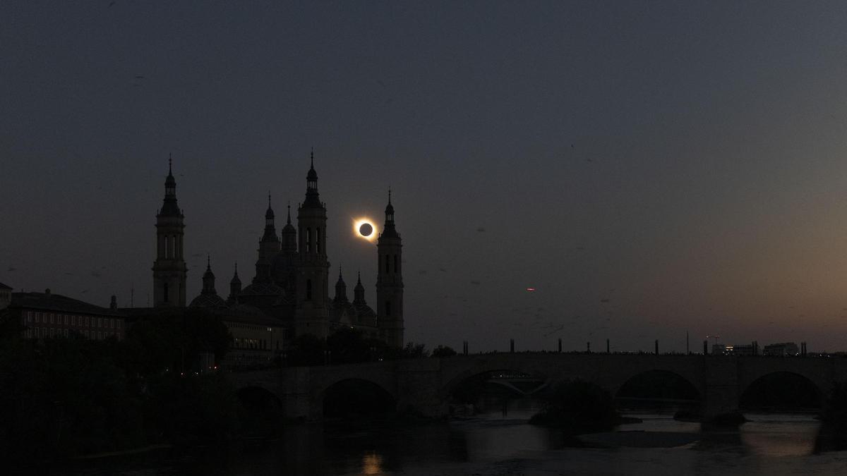 El eclipsi solar total darrere de la catedral de Saragossa.