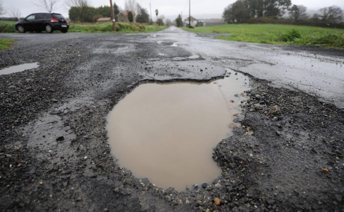Baches y firme abierto en accesos a la AP-53 | BERNABÉ/JAVIER LALÍN