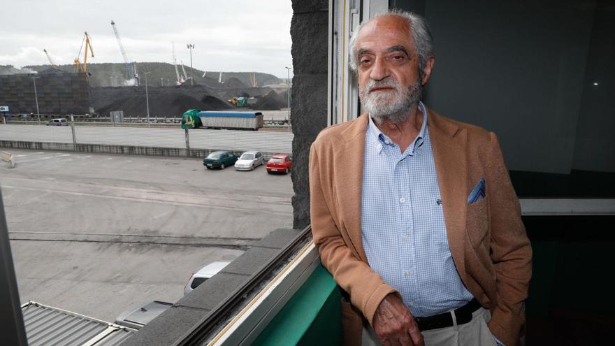 Jorge Rodríguez, apoyado en la ventana de su despacho en la sede de Marítima del Principado en el puerto de Avilés. | Mara Villamuza