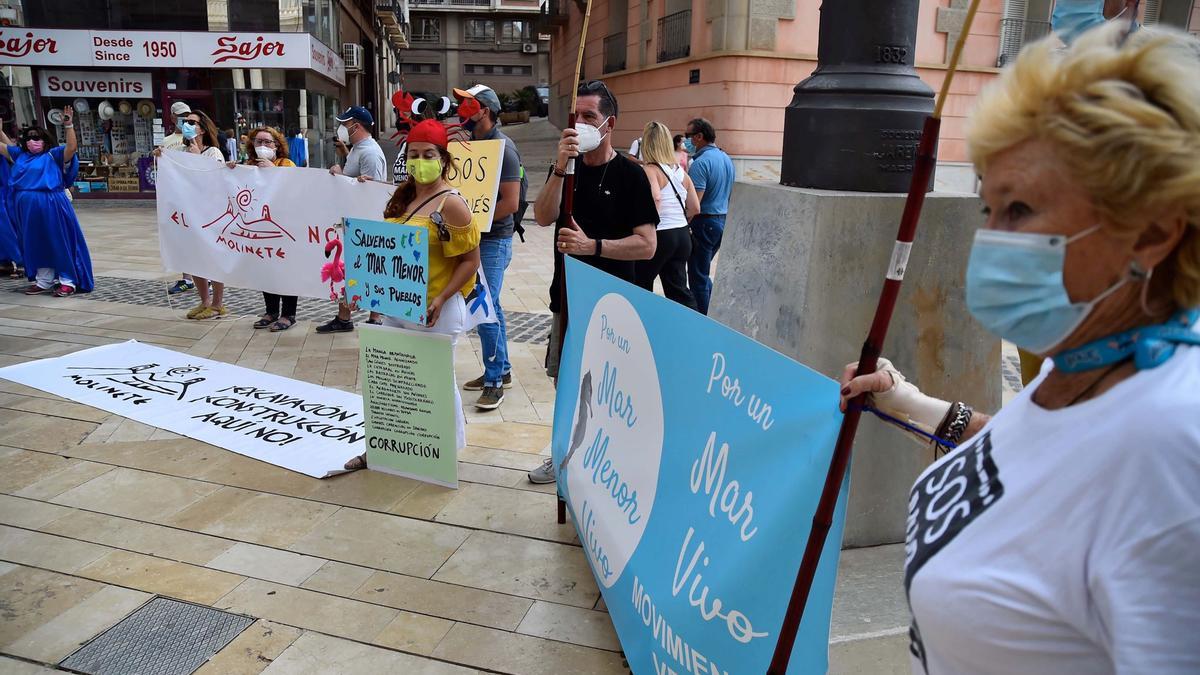 Referencias al Mar Menor y al Molinete en las concentraciones ciudadanas.