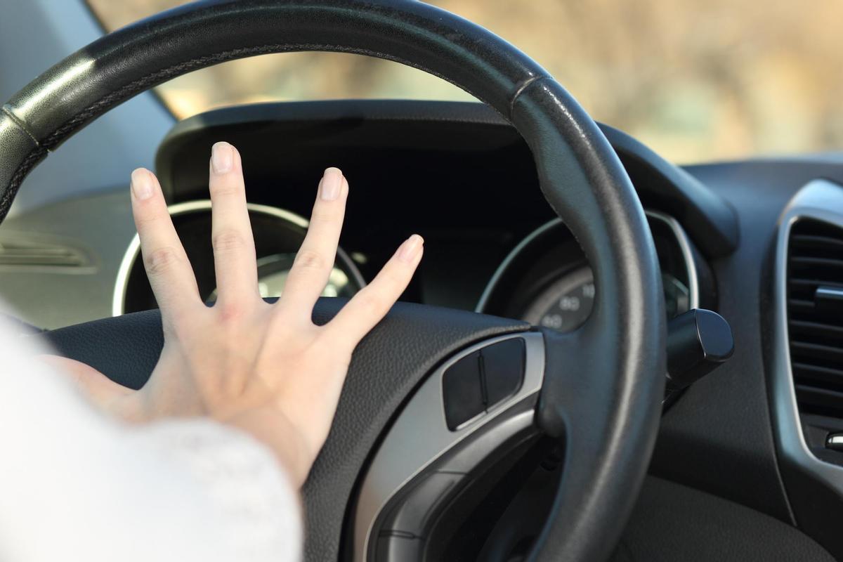 Jamás pensaste que podía pasar: la multa por tocar en este sitio el claxon del coche