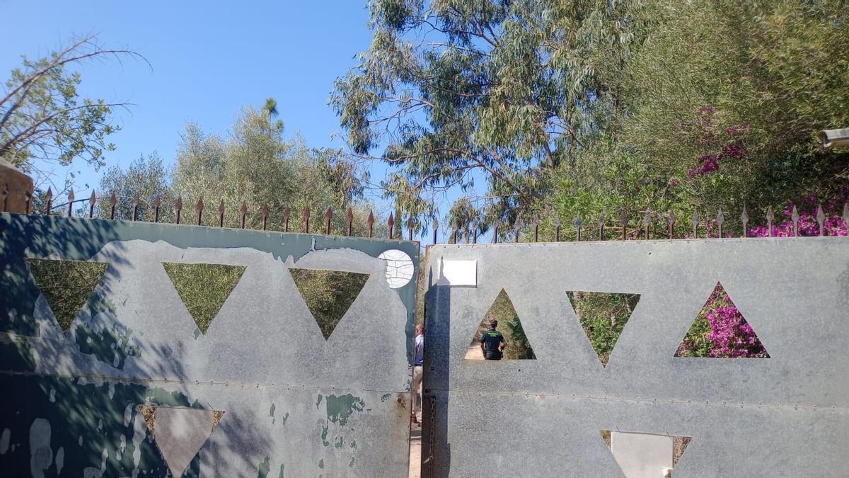 Barrera de la finca en la que este lunes se ha ejecutado el desahucio.