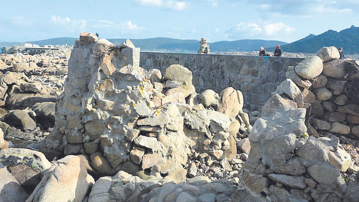 Vista del espigón de Camelle, en el Concello de Camariñas, desde el museo-jardín de Man