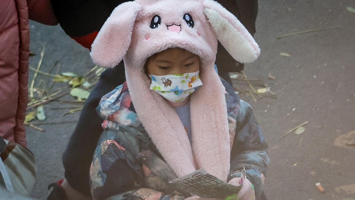 Als centres hospitalaris de la Xina hi ha llargues cues amb nens afectats per pneumònia