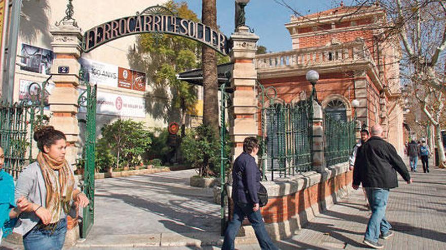 Entrada a la estación del centenario tren de Sóller en la confluencia de las Avenidas con la calle Eusebi Estada.