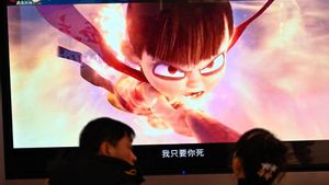 La gente espera mientras una pantalla muestra una escena de la película animada Ne Zha 2 en un cine en Beijing el 16 de febrero de 2025. El éxito de taquilla chino Ne Zha 2 ha desbancado a Inside Out 2 de Disney y se ha convertido en la película animada más taquillera de todos los tiempos, según informaron los medios estatales el 18 de febrero, citando a una plataforma de venta de entradas nacional.