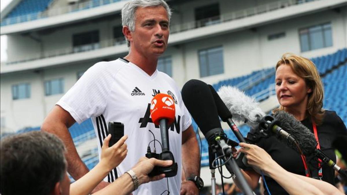 El entrenador del Manchester United, Jose Mourinho, atendiendo a los medios de información