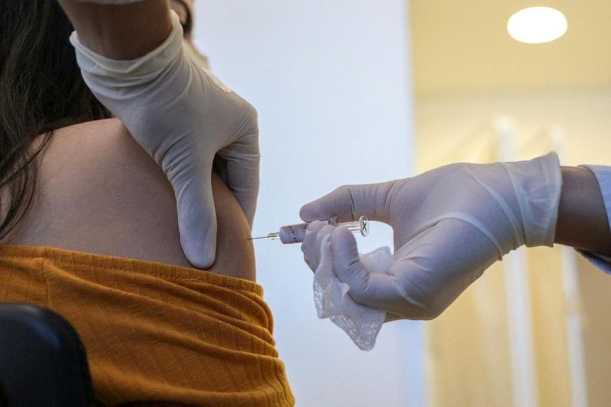 BRA01. SÃO PAULO (BRASIL), 21/07/2020.- Fotografía cedida por el Gobierno de Sao Paulo que muestra la aplicación de una vacuna contra el nuevo coronavirus desarrollada por el laboratorio chino Sinovac, este lunes en una Clínica de Sao Paulo (Brasil). Las primeras dosis de la vacuna contra el nuevo coronavirus desarrollada por el laboratorio chino Sinovac empezaron a ser aplicadas este lunes a un grupo de voluntarios, todos ellos profesionales de la salud del Hospital de las Clínicas de Sao Paulo. EFE/ Cortesía Gobierno de Sao Paulo/SOLO USO EDITORIAL/NO VENTAS/NO ARCHIVO