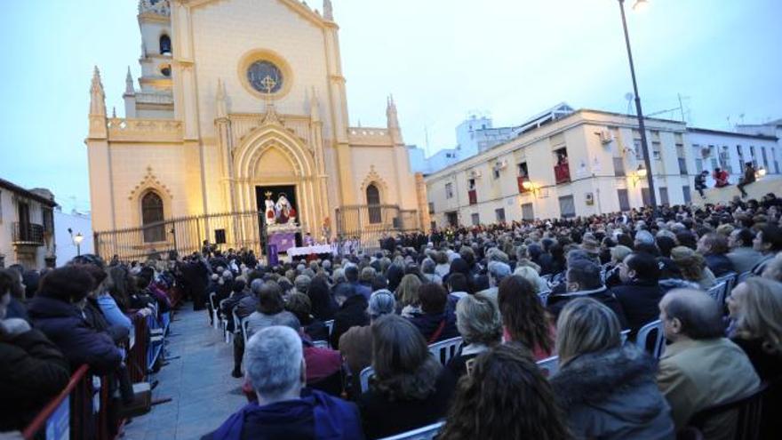 El obispo de Málaga, Jesús Catalá, presidió la Misa del Alba en una abarrotada plaza de San Pablo.