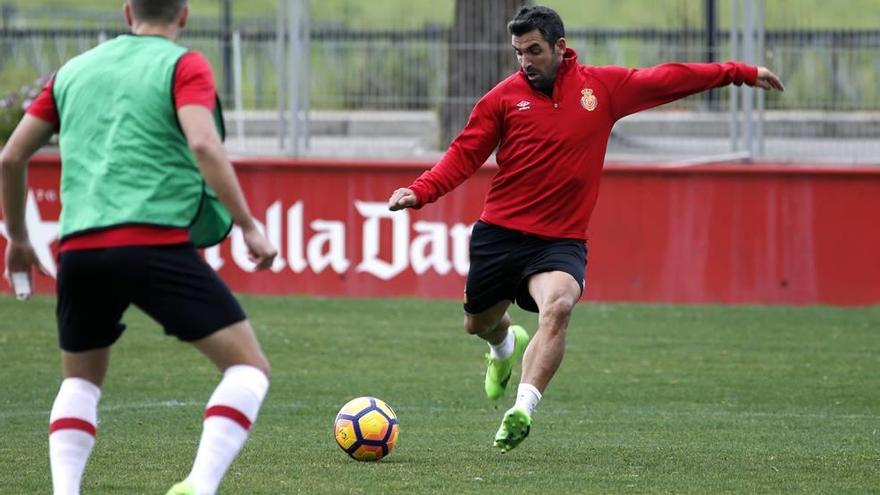 Culio golpea el balón durante el entrenamiento del jueves en Son Bibiloni.